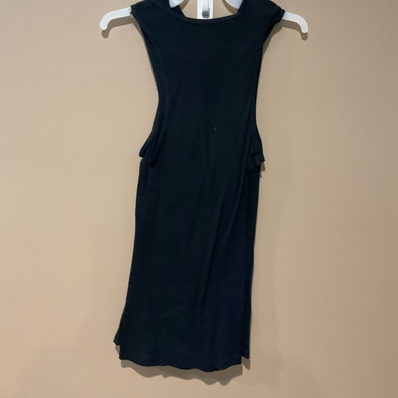 Mens Gildan tank tops. Size small, black - Picture 2 of 3